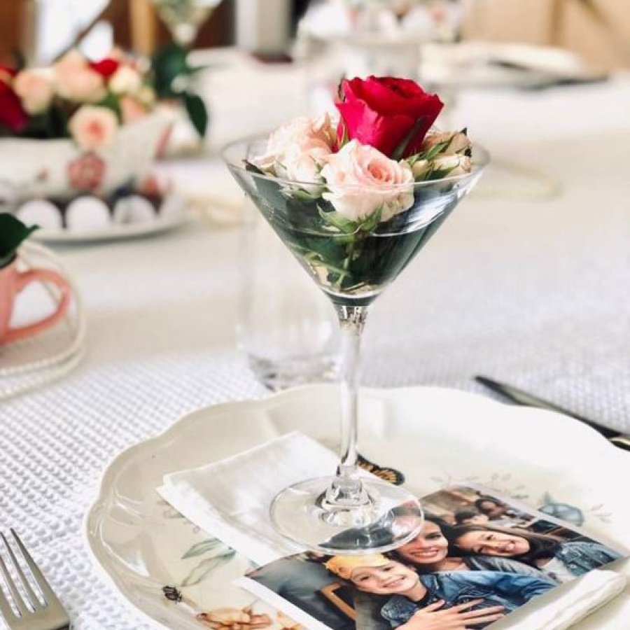decoração com flores para mesa de aniversário
