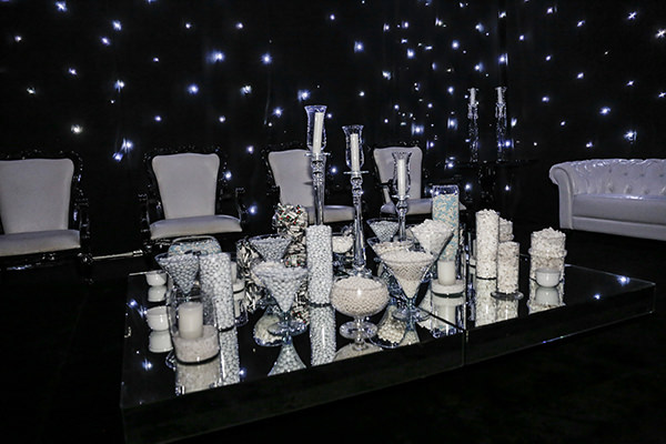 sala de estar preto e branco moderna