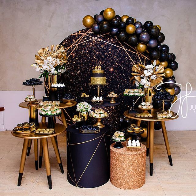 escritório elegante preto e dourado