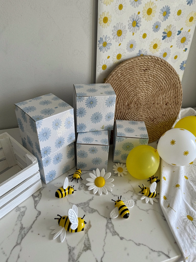 Mesa decorada com painel, balões, toalha e sousplat com tema margarida