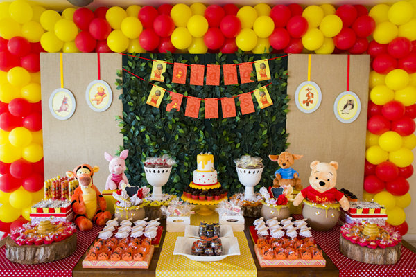 decoração simples mesversário ursinho pooh