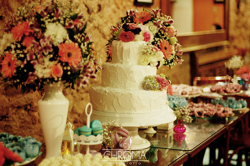 decoração mesa do bolo casamento simples