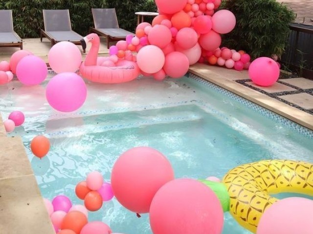 elementos decorativos para festa na piscina