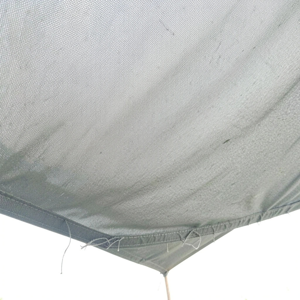 Close da textura elástica de malha tensionada em cor sólida, mostrando a trama entrelaçada e os detalhes da superfície.