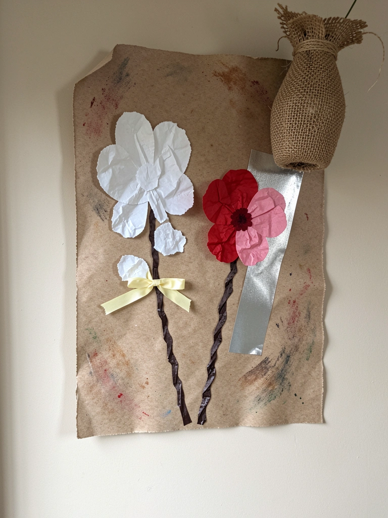Cartaz de papel kraft com recortes geométricos e tinta texturizada sobre superfície clara