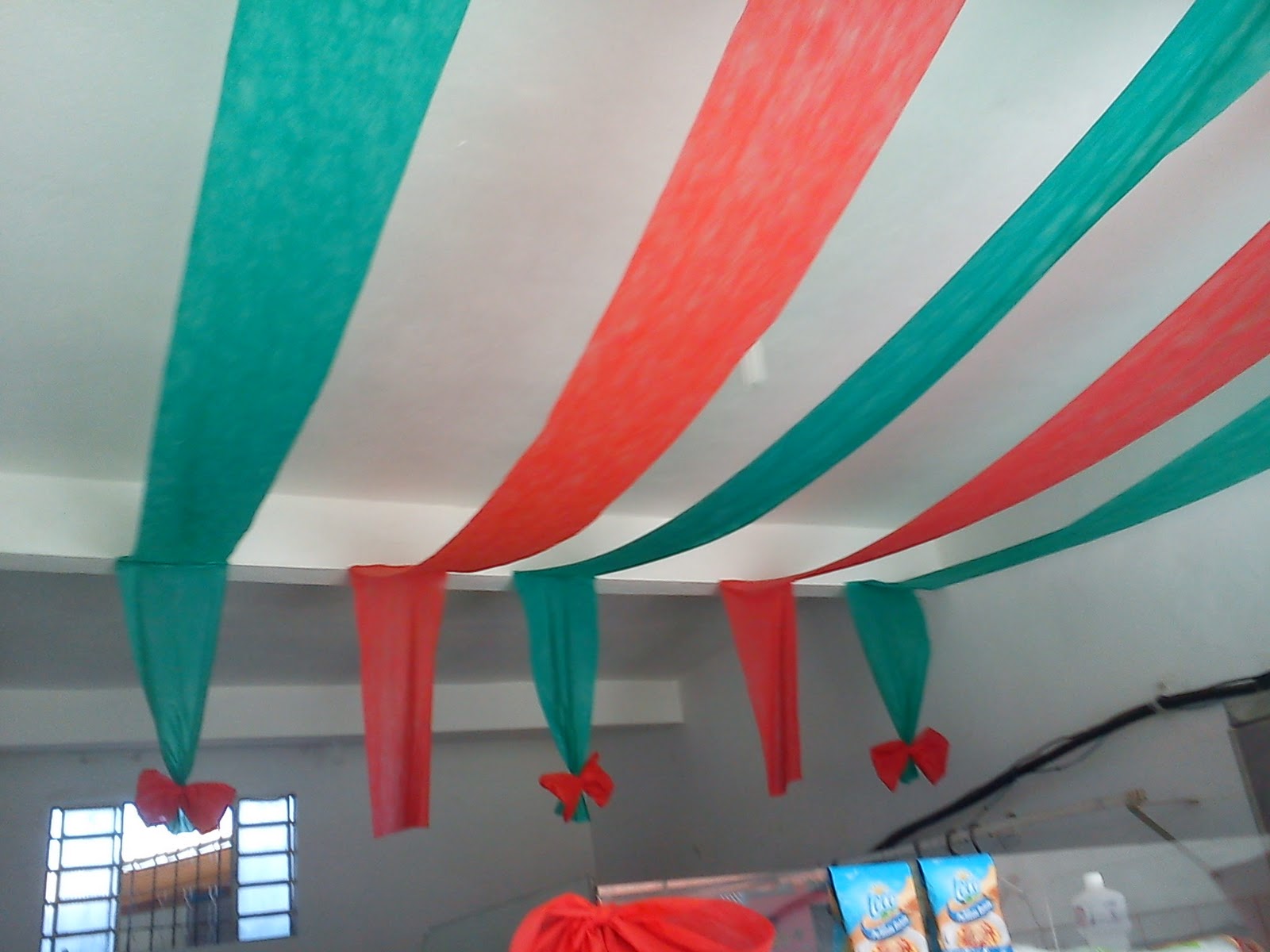teto decorado com TNT natal