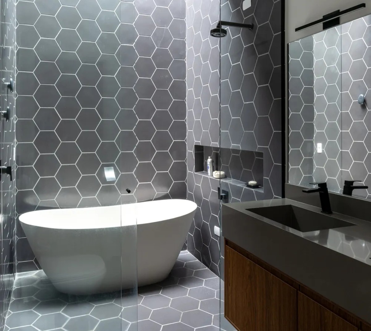 porcelanato hexagonal banheiro preto e branco
