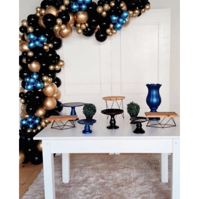 elementos dourados em decoração preta