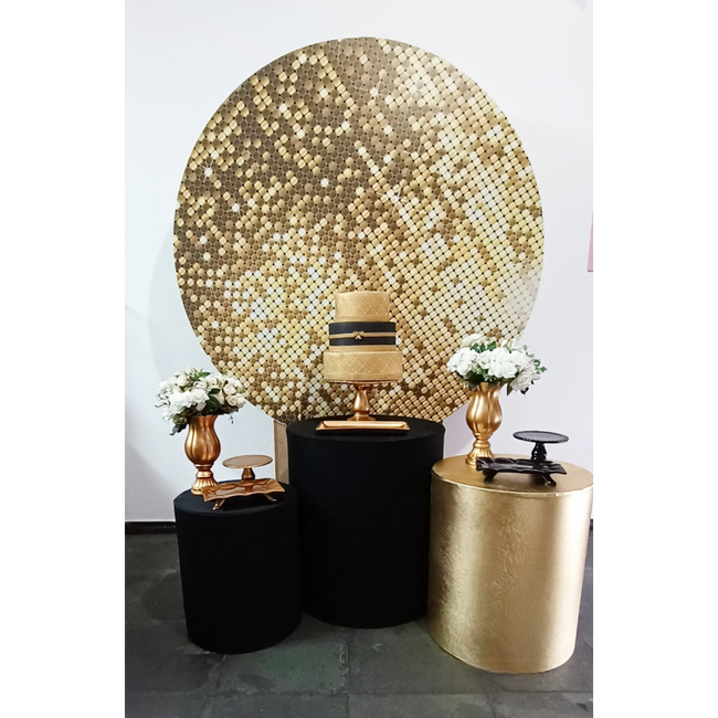elementos dourados em decoração preta