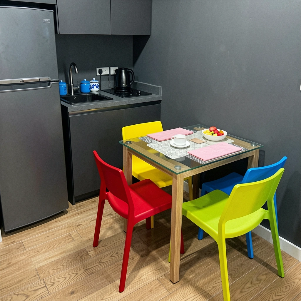 Cadeiras coloridas empilhadas ao lado de uma mesa pequena