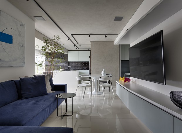 sala minimalista com detalhes em madeira
