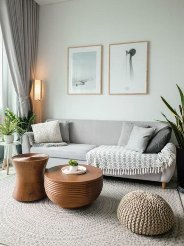 sala minimalista com sofá cinza