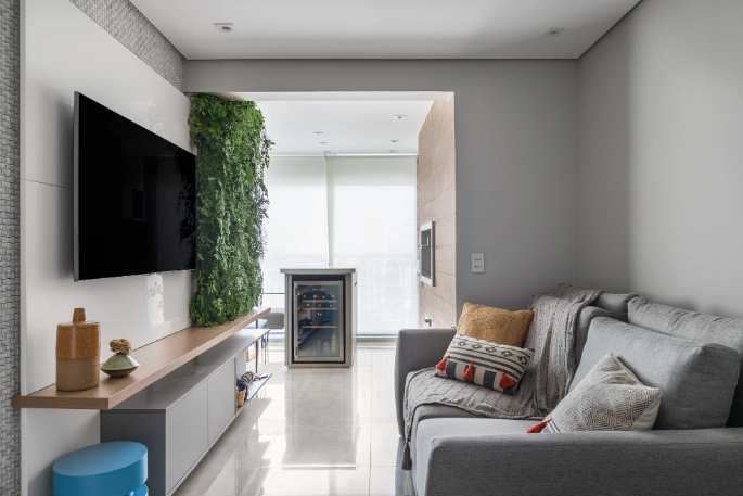 sala minimalista com detalhes em madeira