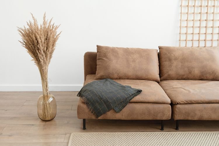 combinação de cores para sala com sofá marrom