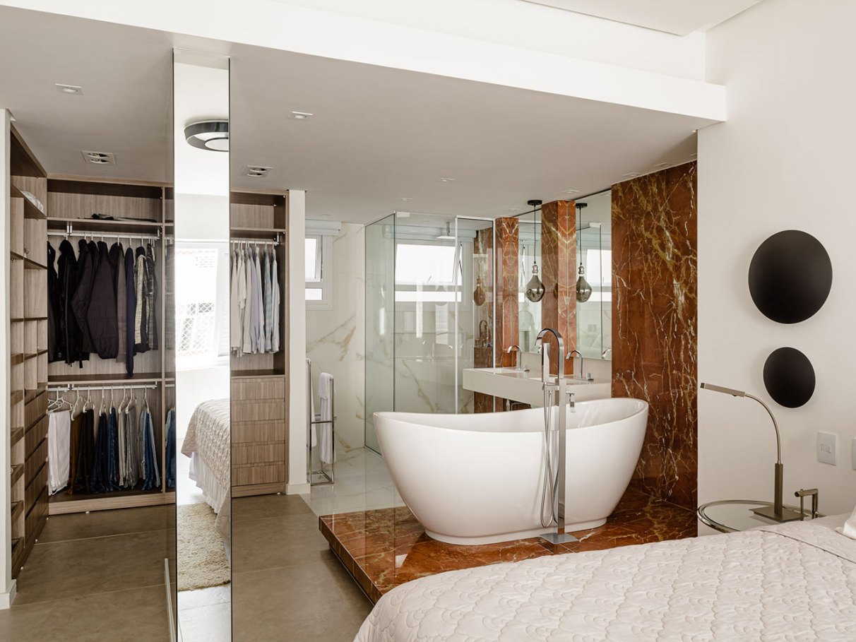 quarto com closet e banheira integrada