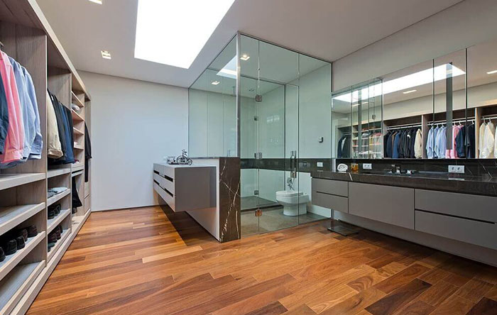 quarto com closet e banheira integrada