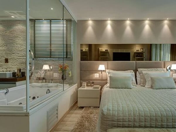 suíte com closet planejado e banheira